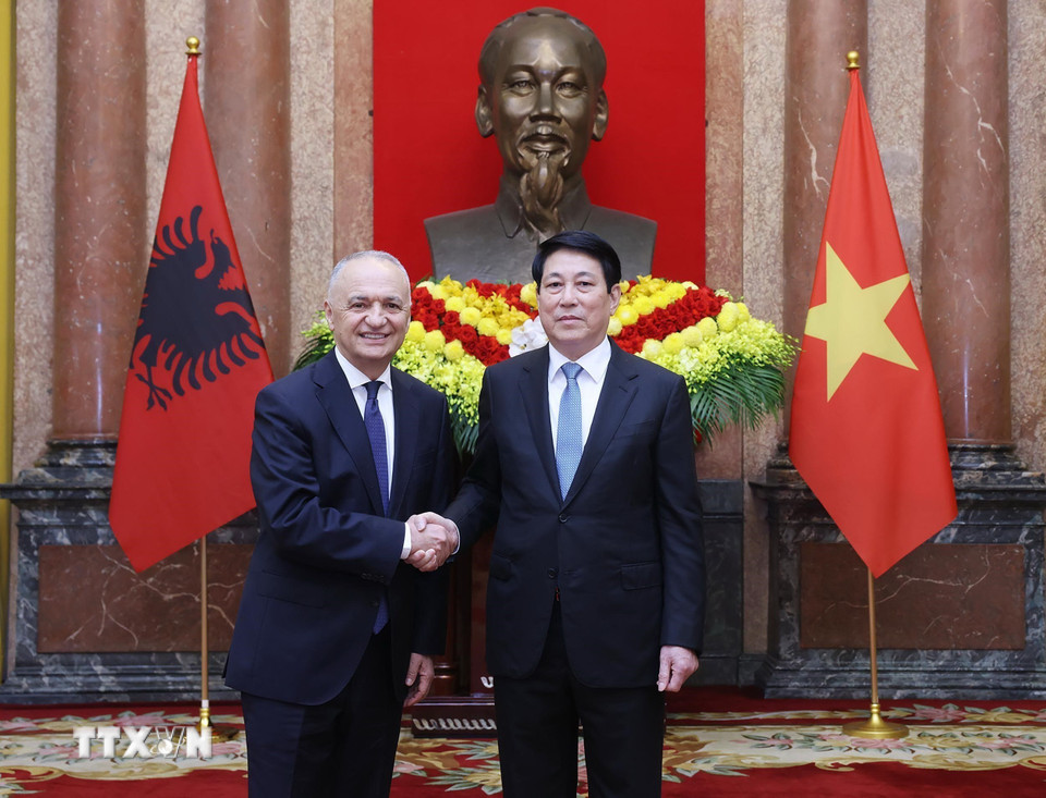 Chủ tịch nước Lương Cường với Đại sứ Cộng hòa Albania tại Việt Nam Riza Poda trình Quốc thư. (Ảnh: Lâm Khánh/TTXVN)
