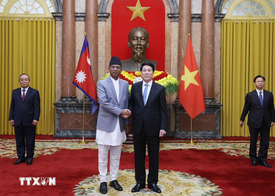 Chủ tịch nước Lương Cường với Đại sứ Cộng hòa Dân chủ Liên bang Nepal tại Việt Nam Dhan Bahadur Oli trình Quốc thư. (Ảnh: Lâm Khánh/TTXVN)