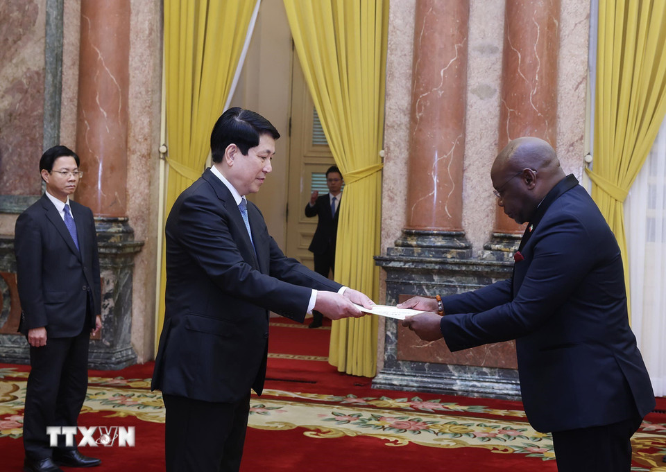 Chủ tịch nước Lương Cường nhận Quốc thư từ Đại sứ Cộng hòa Guinea Xích đạo tại Việt Nam Mauricio Mauro Obama. (Ảnh: Lâm Khánh/TTXVN)