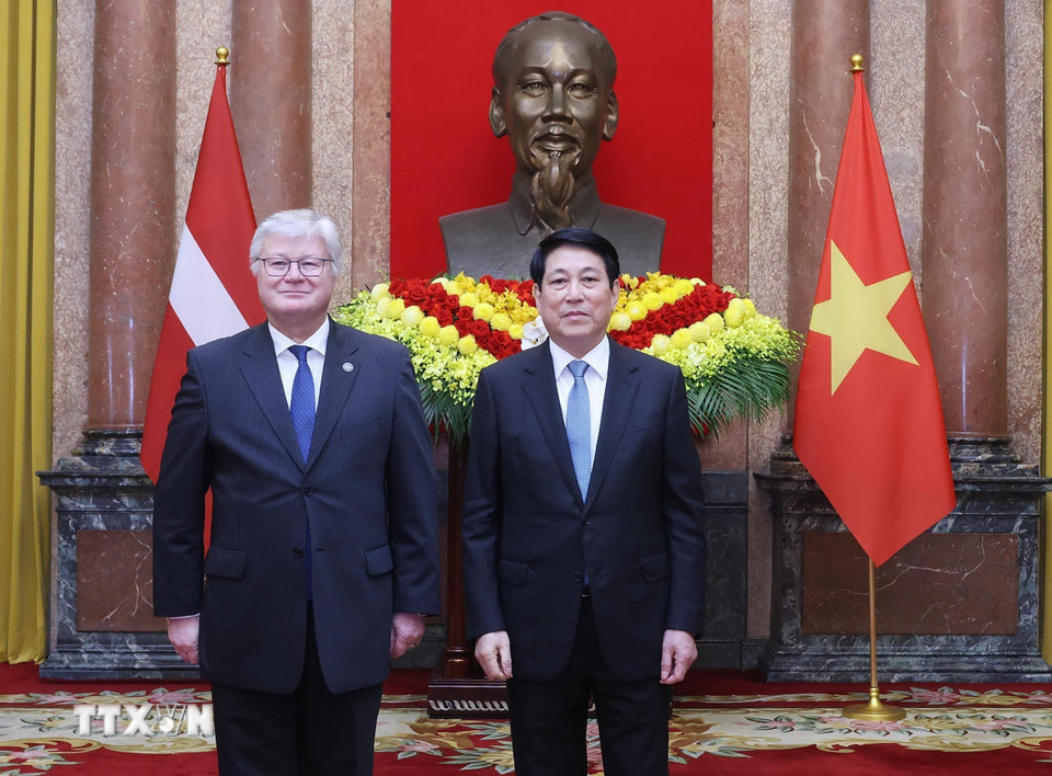 Chủ tịch nước Lương Cường với Đại sứ Cộng hòa Latvia tại Việt Nam Karlis Eihenbaums trình Quốc thư. (Ảnh: Lâm Khánh/TTXVN)