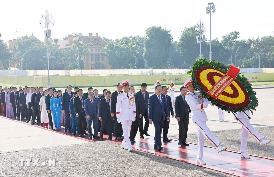 Chủ tịch Quốc hội Trần Thanh Mẫn dẫn đầu Đoàn đại biểu đến đặt vòng hoa, vào Lăng viếng Chủ tịch Hồ Chí Minh. (Ảnh: Doãn Tấn/TTXVN)