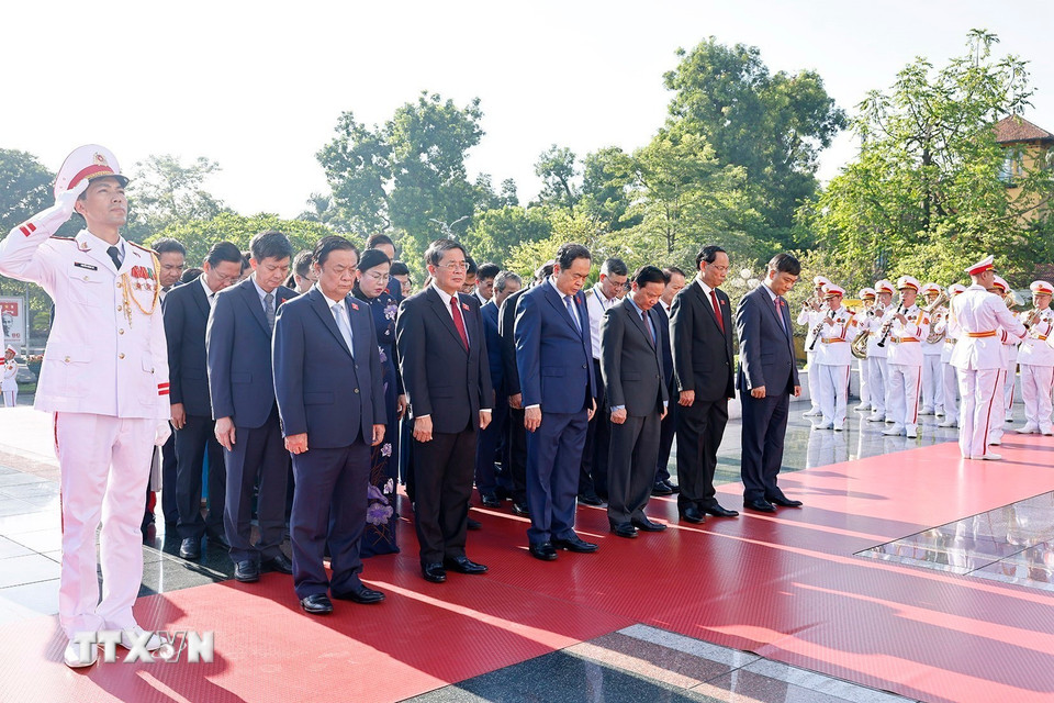 Chủ tịch Quốc hội Trần Thanh Mẫn dẫn đầu Đoàn đại biểu đặt vòng hoa, dâng hương, tưởng niệm các Anh hùng liệt sỹ trên đường Bắc Sơn, Hà Nội. (Ảnh: Doãn Tấn/TTXVN)