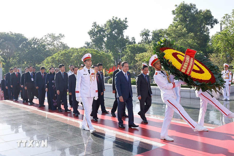 Chủ tịch Quốc hội Trần Thanh Mẫn dẫn đầu Đoàn đại biểu đặt vòng hoa, dâng hương, tưởng niệm các Anh hùng liệt sỹ tại Đài Tưởng niệm trên đường Bắc Sơn, Hà Nội. (Ảnh: Doãn Tấn/TTXVN)