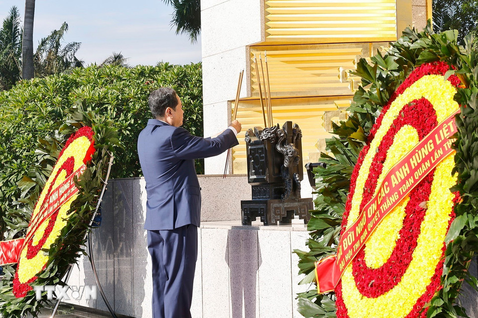 Chủ tịch Quốc hội Trần Thanh Mẫn dẫn đầu Đoàn đại biểu đặt vòng hoa, dâng hương, tưởng niệm các Anh hùng liệt sỹ tại Đài tưởng niệm trên đường Bắc Sơn, Hà Nội. (Ảnh: Doãn Tấn/TTXVN)