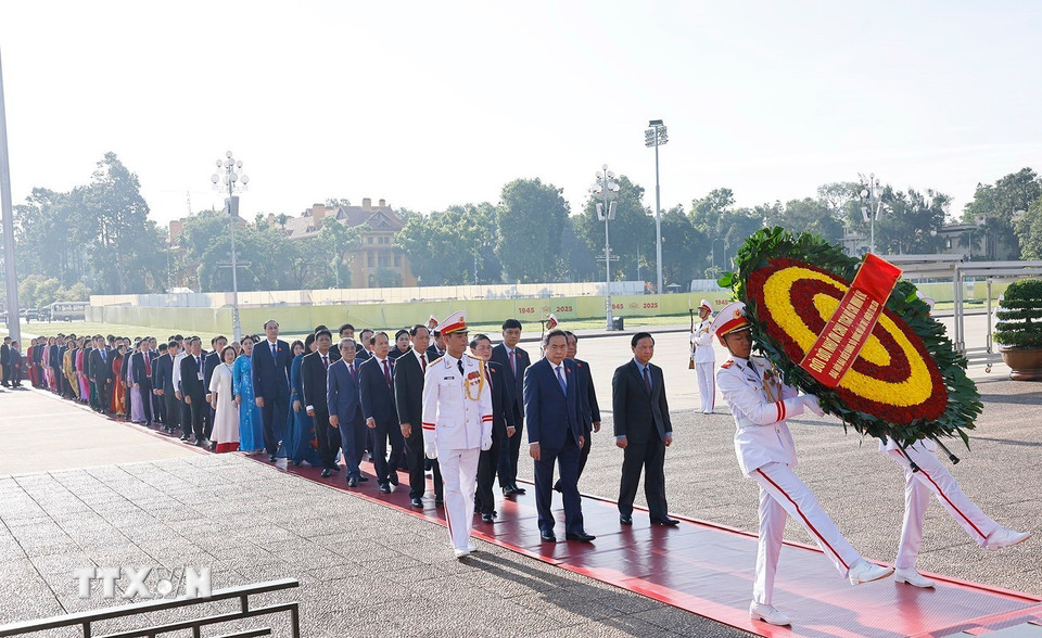 Chủ tịch Quốc hội Trần Thanh Mẫn dẫn đầu Đoàn đại biểu đến đặt vòng hoa, vào Lăng viếng Chủ tịch Hồ Chí Minh. (Ảnh: Doãn Tấn/TTXVN)