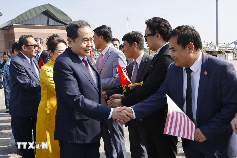 Lễ tiễn Chủ tịch Quốc hội Trần Thanh Mẫn và Phu nhân tại Sân bay quốc tế Bunga Raya Complex, thủ đô Kuala Lumpur. (Ảnh: Doãn Tấn/TTXVN)