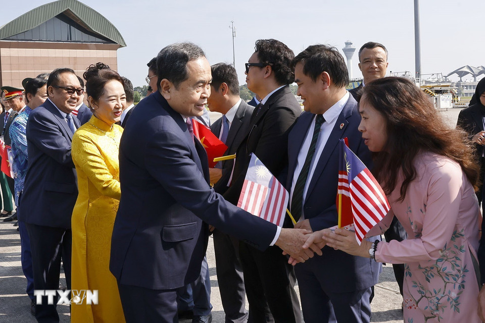 Lễ tiễn Chủ tịch Quốc hội Trần Thanh Mẫn và Phu nhân tại Sân bay quốc tế Bunga Raya Complex, thủ đô Kuala Lumpur. (Ảnh: Doãn Tấn/TTXVN)