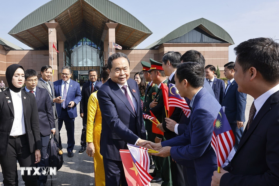 Chủ tịch Thượng viện Malaysia Dato' Awang Bemee Awang Ali Basah tiễn Chủ tịch Quốc hội Trần Thanh Mẫn và Phu nhân. (Ảnh: Doãn Tấn/TTXVN)