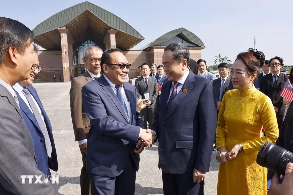 Chủ tịch Thượng viện Malaysia Dato' Awang Bemee Awang Ali Basah tiễn Chủ tịch Quốc hội Trần Thanh Mẫn và Phu nhân. (Ảnh: Doãn Tấn/TTXVN)