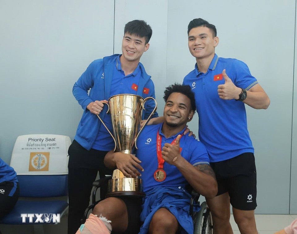 Xuân Son, Duy Mạnh và Xuân Mạnh cùng chiếc cúp vô địch ASEAN Cup 2024 tại Sân bay quốc tế Suvarnabhumi (Bangkok) trước giờ khởi hành về nước, trưa 6/1. (Ảnh: Minh Quyết/TTXVN)