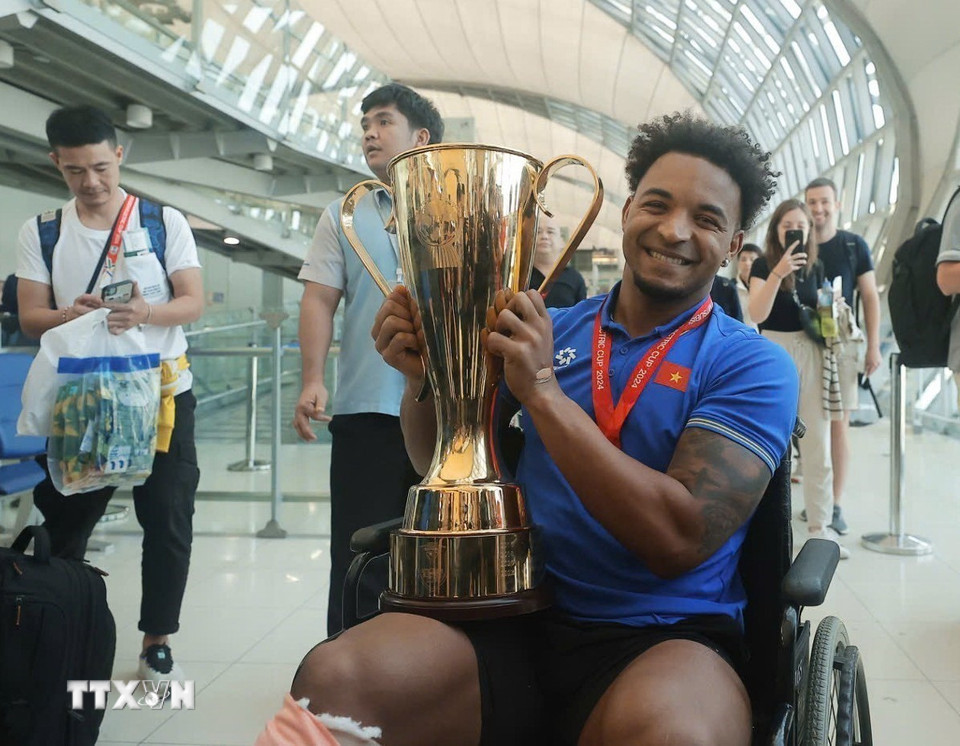 Xuân Son hân hoan cùng cúp vô địch ASEAN Cup 2024 tại Sân bay quốc tế Suvarnabhumi (Bangkok) trước giờ khởi hành về nước, trưa 6/1. (Ảnh: Minh Quyết/TTXVN)