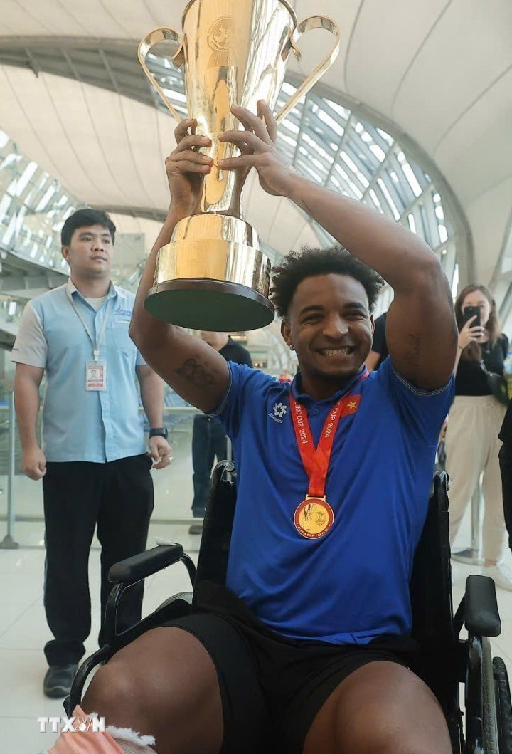 Xuân Son hân hoan cùng cúp vô địch ASEAN Cup 2024 tại Sân bay quốc tế Suvarnabhumi (Bangkok) trước giờ khởi hành về nước, trưa 6/1. (Ảnh: Minh Quyết/TTXVN)