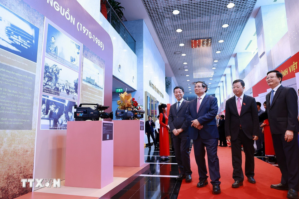 Thủ tướng Phạm Minh Chính tham quan trưng bày ảnh và hiện vật về quá trình hình thành và phát triển của Đài Truyền hình Việt Nam. (Ảnh: Dương Giang/TTXVN)