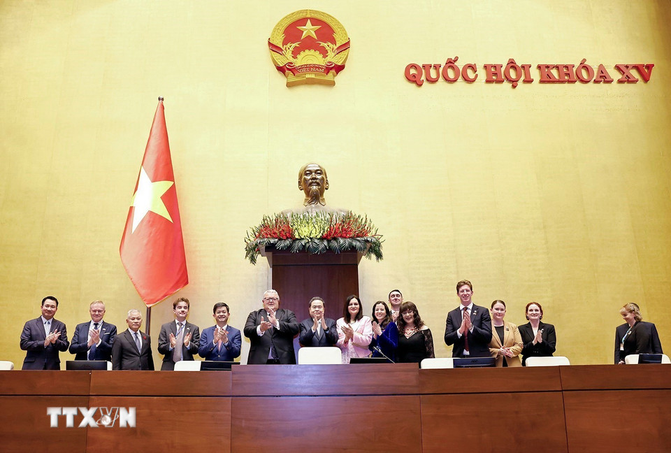 Chủ tịch Quốc hội Trần Thanh Mẫn cùng Chủ tịch Quốc hội New Zealand Gerry Brownlee tham quan phòng Diên Hồng, Nhà Quốc hội. (Ảnh: Doãn Tấn/TTXVN)