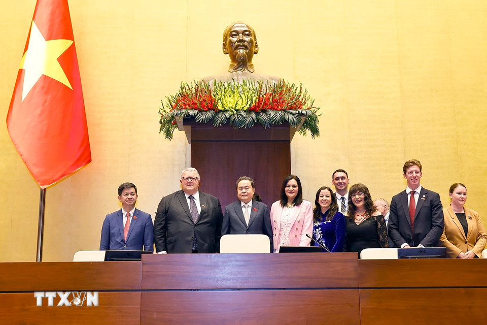 Chủ tịch Quốc hội Trần Thanh Mẫn cùng Chủ tịch Quốc hội New Zealand Gerry Brownlee tham quan phòng Diên Hồng, Nhà Quốc hội. (Ảnh: Doãn Tấn/TTXVN)