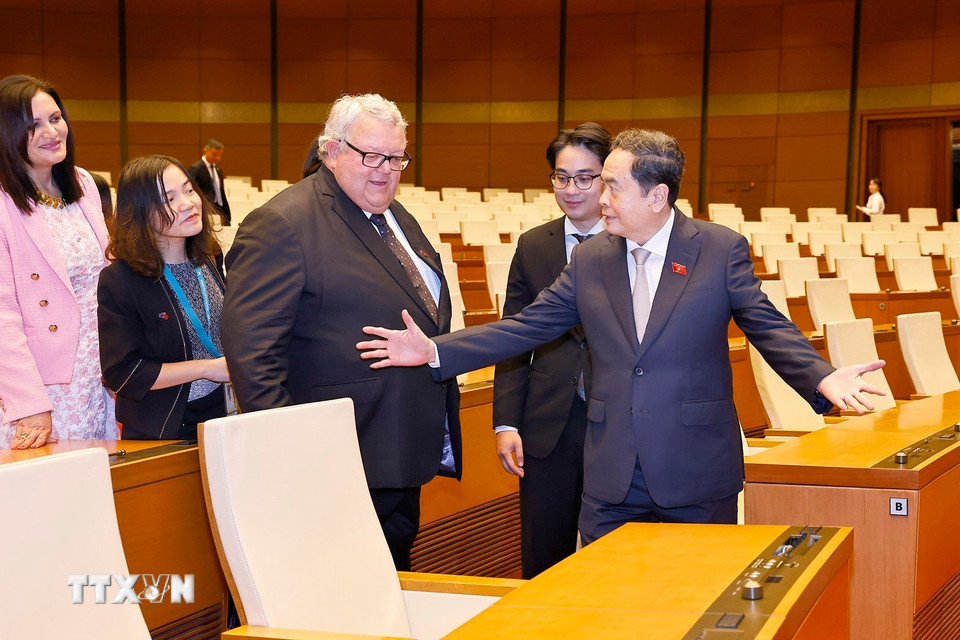 Chủ tịch Quốc hội Trần Thanh Mẫn cùng Chủ tịch Quốc hội New Zealand Gerry Brownlee tham quan phòng Diên Hồng, Nhà Quốc hội. (Ảnh: Doãn Tấn/TTXVN)