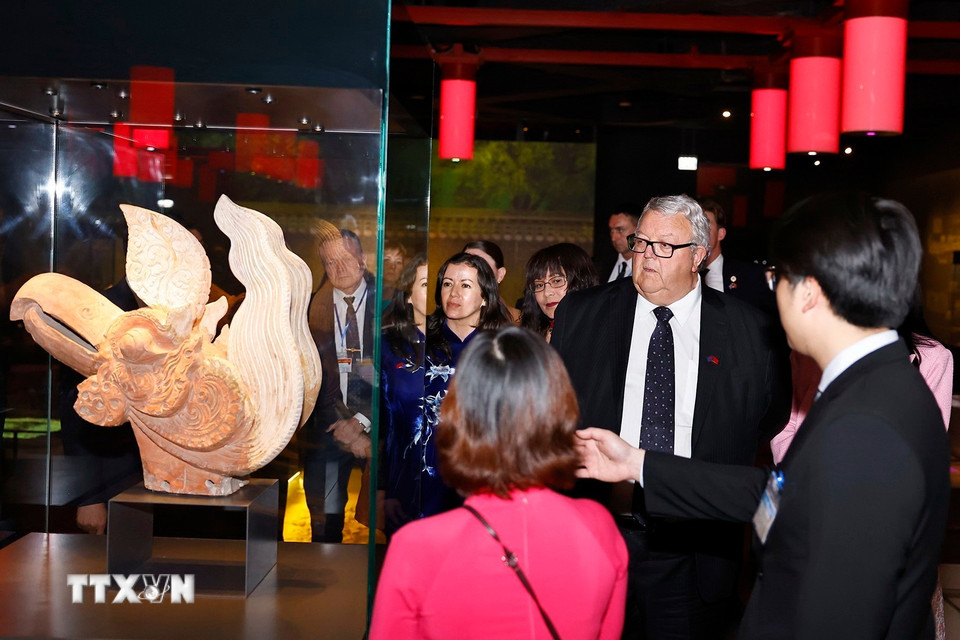 Chủ tịch Quốc hội New Zealand Gerry Brownlee tham quan Khu trưng bày các phát hiện khảo cổ học dưới lòng đất Nhà Quốc hội. (Ảnh: Doãn Tấn/TTXVN)