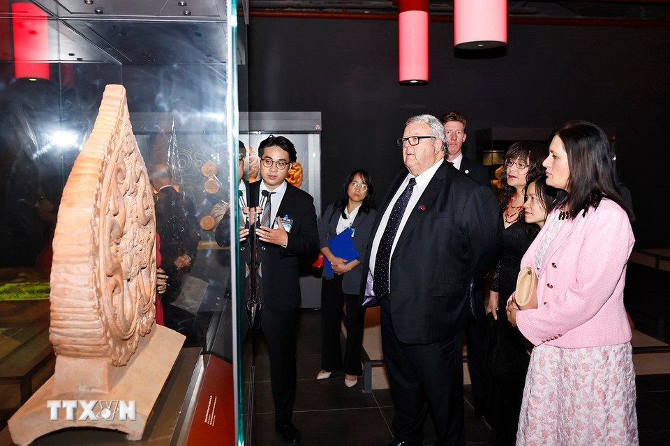 Chủ tịch Quốc hội New Zealand Gerry Brownlee tham quan Khu trưng bày các phát hiện khảo cổ học dưới lòng đất Nhà Quốc hội. (Ảnh: Doãn Tấn/TTXVN)