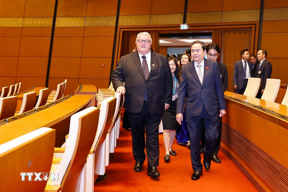 Chủ tịch Quốc hội Trần Thanh Mẫn cùng Chủ tịch Quốc hội New Zealand Gerry Brownlee tham quan phòng Diên Hồng, Nhà Quốc hội. (Ảnh: Doãn Tấn/TTXVN)