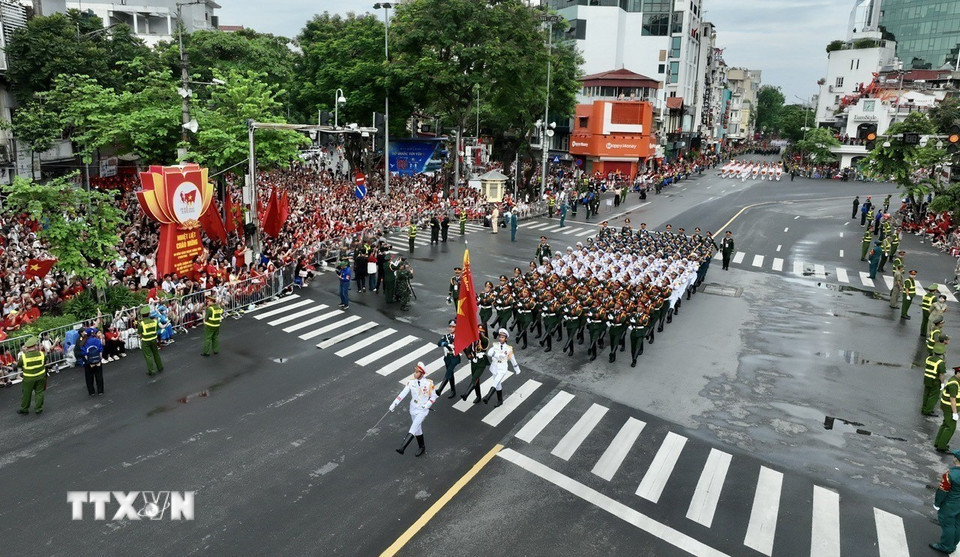 Khối danh dự 3 quân chủng Hải-Lục-Không quân diễu binh qua khu vực Cửa Nam. (Ảnh: Vũ Sinh/TTXVN)