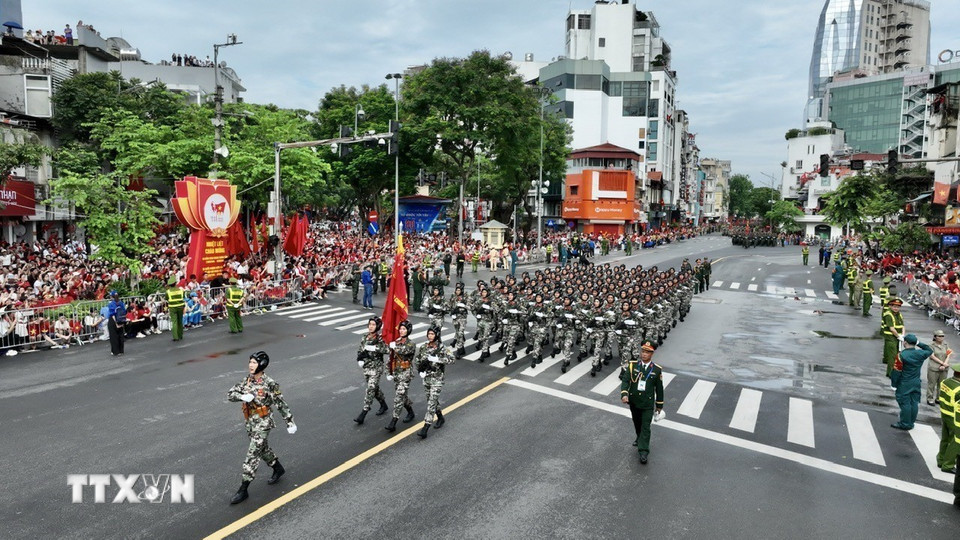 Khối chiến sỹ tăng thiết diễu binh qua khu vực Cửa Nam. (Ảnh: Vũ Sinh/TTXVN)