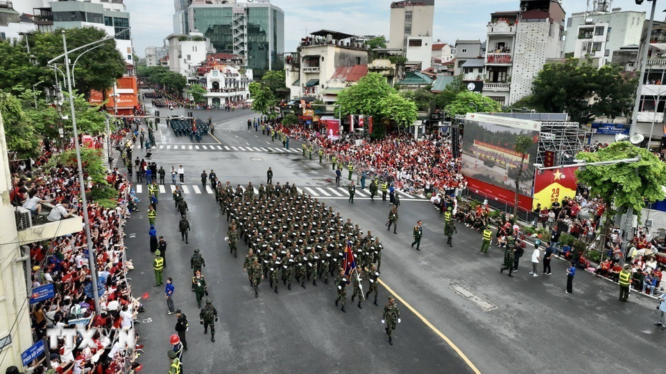 Lực lượng Quân đội diễu binh qua khu vực Cửa Nam. (Ảnh: Vũ Sinh/TTXVN)