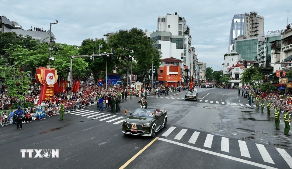 Lực lượng diễu binh của Quân đội tiến qua khu vực Cửa Nam. (Ảnh: Vũ Sinh/TTXVN)