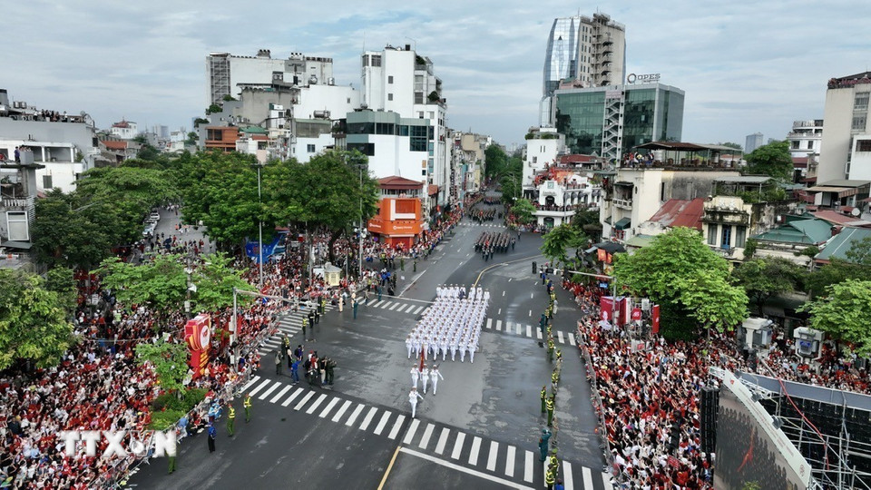 Lực lượng Quân đội diễu binh qua khu vực Cửa Nam. (Ảnh: Vũ Sinh/TTXVN)