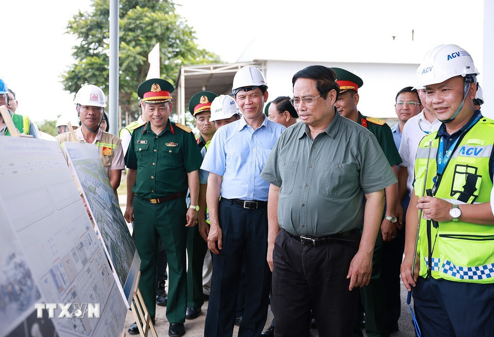 Thủ tướng Phạm Minh Chính kiểm tra tiến độ thi công dự án xây dựng nhà ga hành khách T2 Cảng Hàng không Đồng Hới. (Ảnh: Dương Giang/TTXVN)