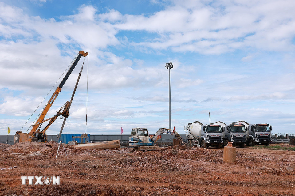 Các đơn vị triển khai thi công dự án xây dựng nhà ga hành khách T2 Cảng Hàng không Đồng Hới. ﻿(Ảnh: Dương Giang/TTXVN)