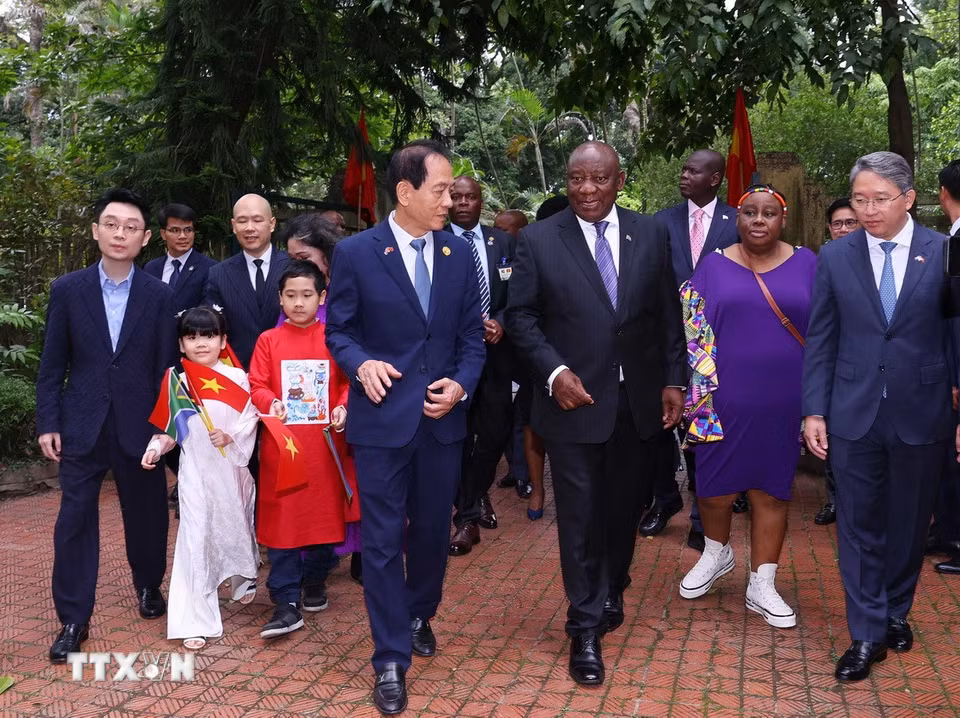 Gia đình Đại tướng Võ Nguyên Giáp ra đón Tổng thống Nam Phi Matamela Cyril Ramaphosa. (Ảnh: Văn Điệp/TTXVN)