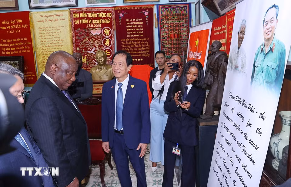 Tổng thống Nam Phi Matamela Cyril Ramaphosa thăm gia đình Đại tướng Võ Nguyên Giáp. (Ảnh: Văn Điệp/TTXVN)