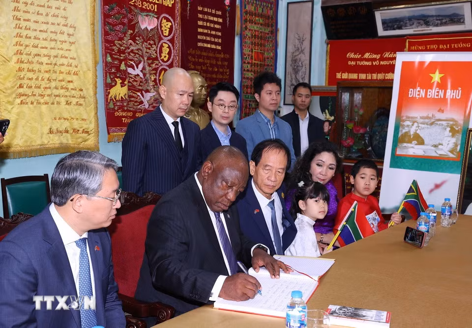 Tổng thống Nam Phi Matamela Cyril Ramaphosa ghi sổ lưu niệm tại Nhà Đại tướng Võ Nguyên Giáp. (Ảnh: Văn Điệp/TTXVN)