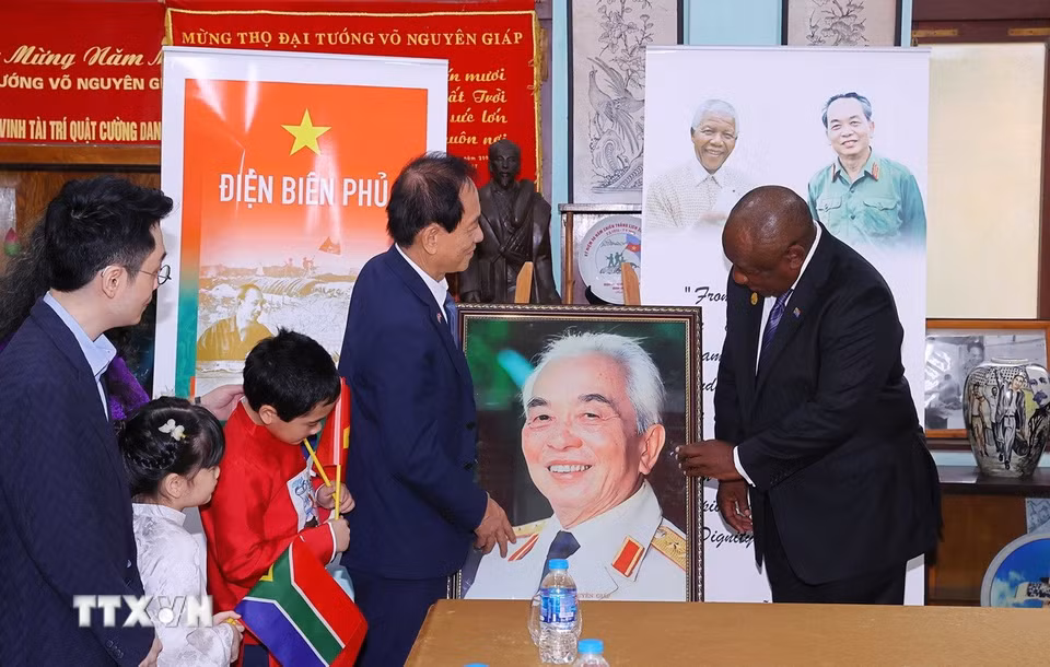 Gia đình tặng bức ảnh chân dung Đại tướng Võ Nguyên Giáp cho Tổng thống Nam Phi Matamela Cyril Ramaphosa. (Ảnh: Văn Điệp /TTXVN)