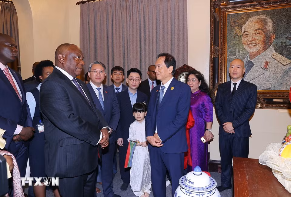 Tổng thống Nam Phi Matamela Cyril Ramaphosa thăm gia đình Đại tướng Võ Nguyên Giáp. (Ảnh: Văn Điệp/TTXVN)