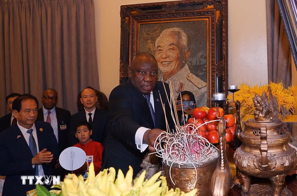 Tổng thống Nam Phi Matamela Cyril Ramaphosa dâng hương Đại tướng Võ Nguyên Giáp. (Ảnh: Văn Điệp/TTXVN)