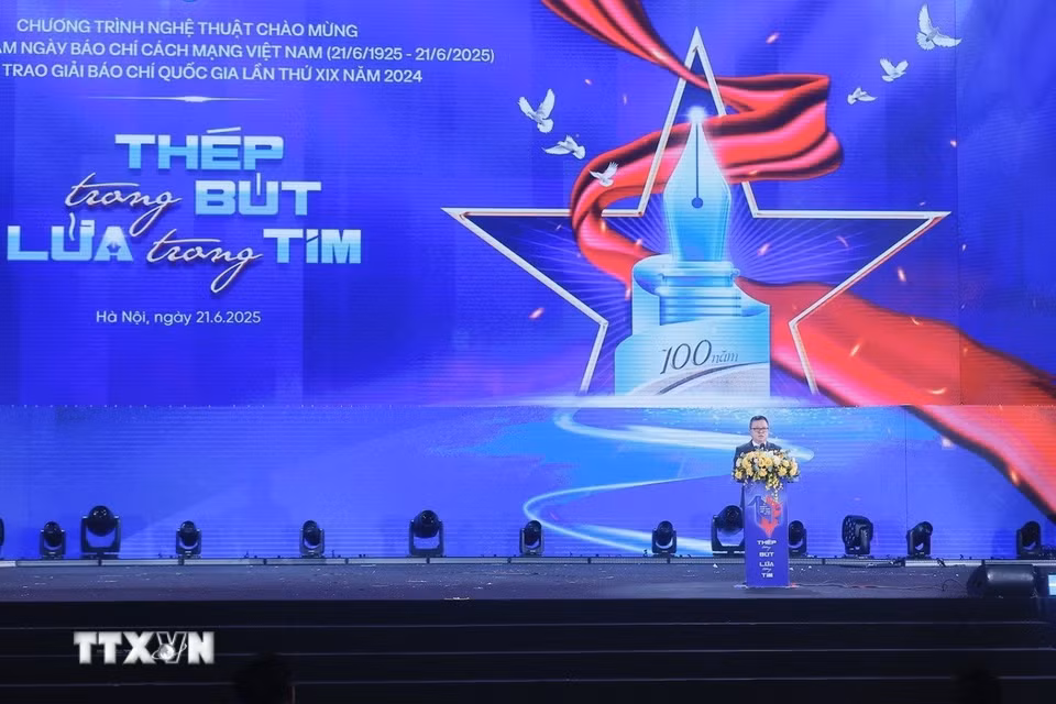 Đồng chí Lê Quốc Minh, Ủy viên Trung ương Đảng, Phó Trưởng Ban Tuyên giáo và Dân vận Trung ương, Chủ tịch Hội Nhà báo Việt Nam, Tổng Biên tập báo Nhân Dân phát biểu. (Ảnh: Minh Quyết/TTXVN)