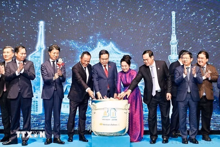 Chủ tịch Quốc hội Trần Thanh Mẫn và Phu nhân cùng đại biểu thực hiện nghi thức kỷ niệm 30 năm mở đường bay trực tiếp Việt Nam-Nhật Bản (Tokyo, 6/12/2024). (Ảnh: Doãn Tấn/TTXVN)