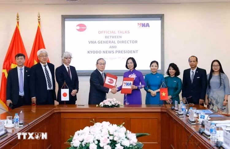 Tổng Giám đốc Thông tấn xã Việt Nam Vũ Việt Trang và Chủ tịch Hãng Thông tấn Kyodo News (Nhật Bản) Toru Mizutani ký Thỏa thuận hợp tác giữa Thông tấn xã Việt Nam và Kyodo News (Nhật Bản), sáng 3/8/2023. (Ảnh: An Đăng/TTXVN)