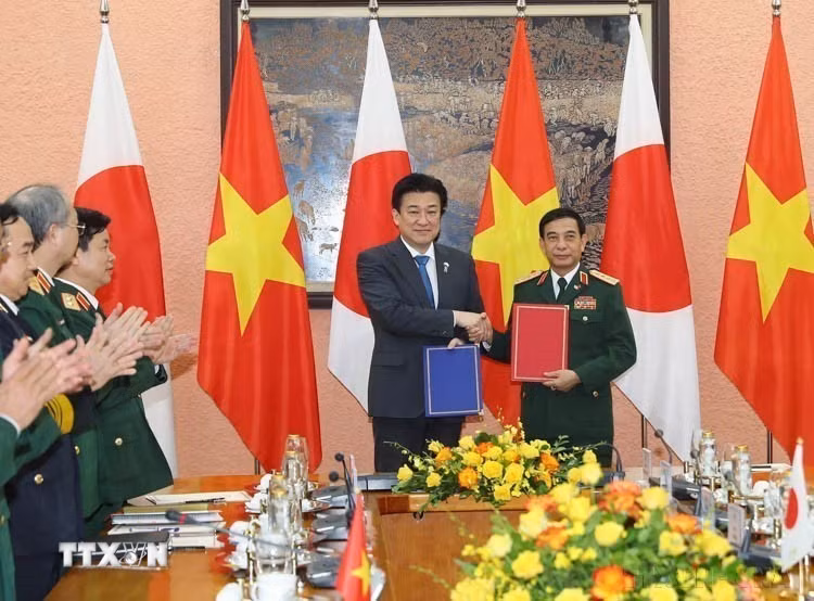 Bộ trưởng Quốc phòng Phan Văn Giang và Bộ trưởng Quốc phòng Nhật Bản Kihara Minoru trao đổi Thư thoả thuận và Biên bản thực hiện việc Nhật Bản chuyển giao 2 xe vận chuyển vật liệu đa năng phục vụ công tác cứu hộ cứu nạn (Hà Nội, 6/8/2024). (Ảnh: Trọng Đức/TTXVN)
