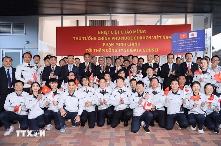 Thủ tướng Phạm Minh Chính gặp gỡ lao động Việt Nam đang làm việc tại Công ty Cổ phần Shibata Gousei (tỉnh Gunma, Nhật Bản), chiều 15/12/2023. (Ảnh: Dương Giang/TTXVN)