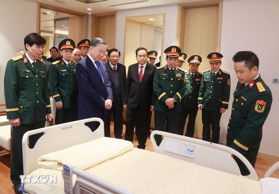 Tổng Bí thư Tô Lâm, Chủ tịch Quốc hội Trần Thanh Mẫn và các đại biểu thăm Viện Bảo vệ, chăm sóc sức khỏe Cán bộ Trung ương (A11) và Viện Lâm sàng các bệnh truyền nhiễm (A4). (Ảnh: Thống Nhất/TTXVN)