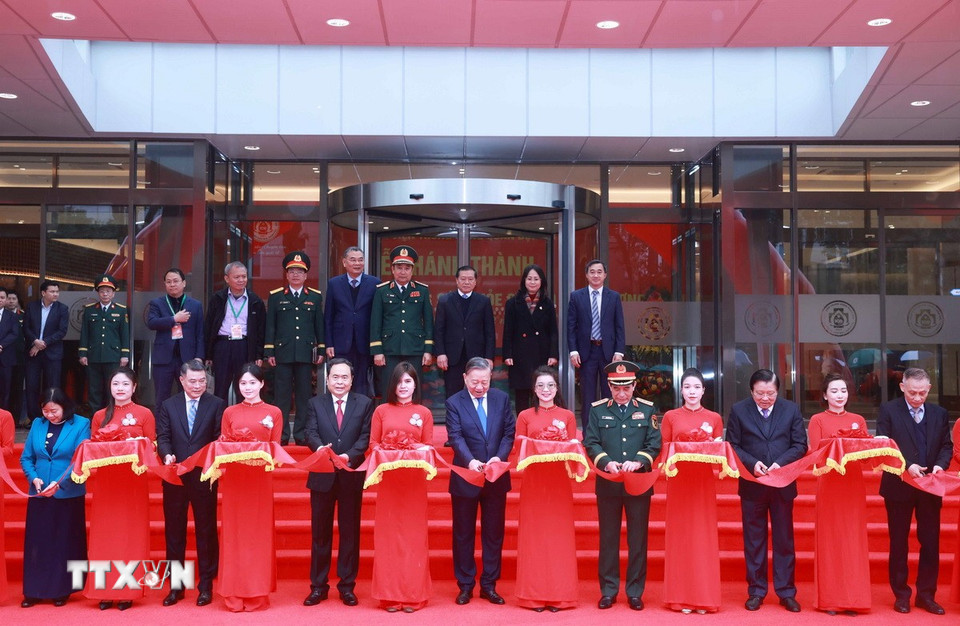 Tổng Bí thư Tô Lâm, Chủ tịch Quốc hội Trần Thanh Mẫn và các đại biểu thực hiện nghi thức khánh thành Viện Bảo vệ, chăm sóc sức khỏe Cán bộ Trung ương (A11) và Viện Lâm sàng các bệnh truyền nhiễm (A4). (Ảnh: Thống Nhất/TTXVN)