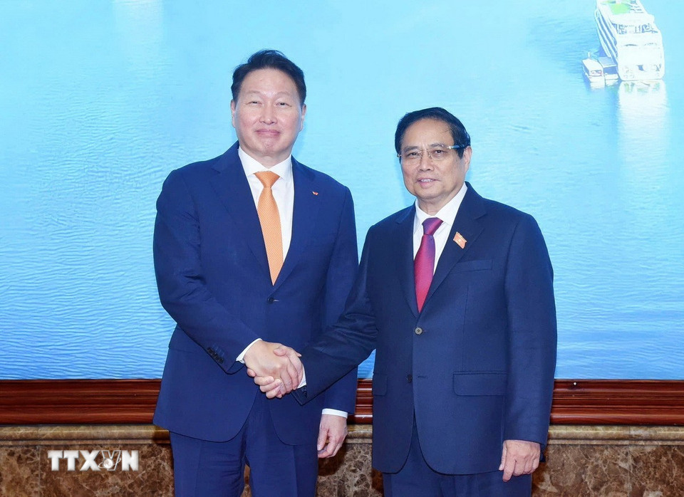 Thủ tướng Phạm Minh Chính tiếp ông Chey Tae-Won, Chủ tịch Tập đoàn SK, Hàn Quốc. (Ảnh: Dương Giang/TTXVN)