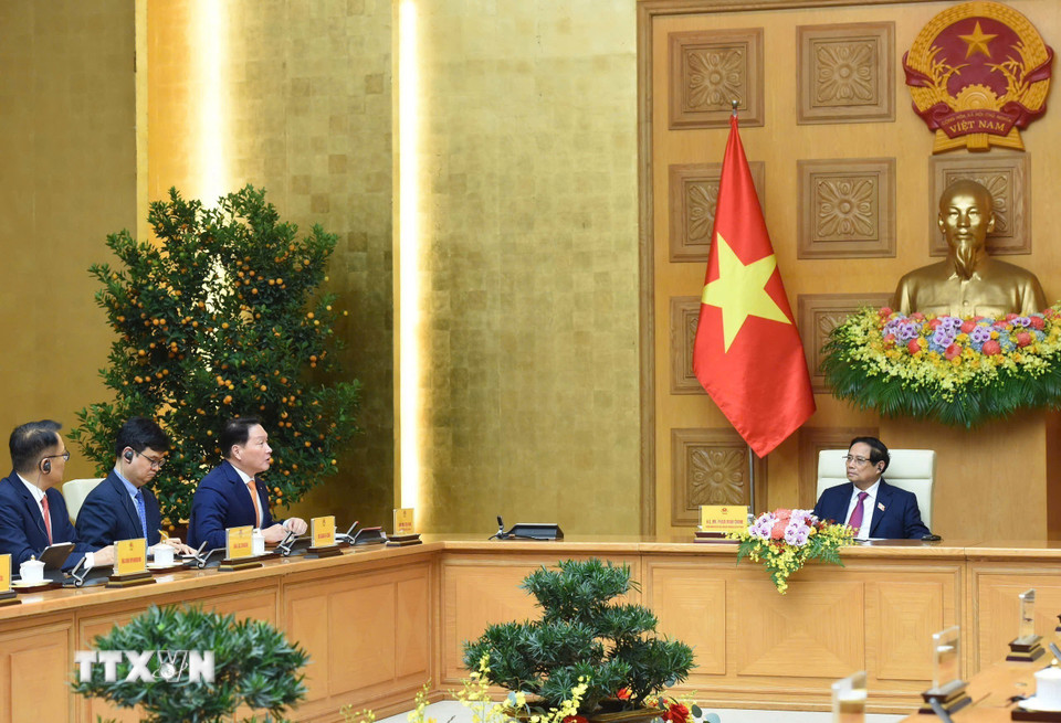 Thủ tướng Phạm Minh Chính tiếp ông Chey Tae-won, Chủ tịch Tập đoàn SK, kiêm Chủ tịch Phòng Công nghiệp và Thương mại (KCCI), Hàn Quốc. (Ảnh: Dương Giang/TTXVN)