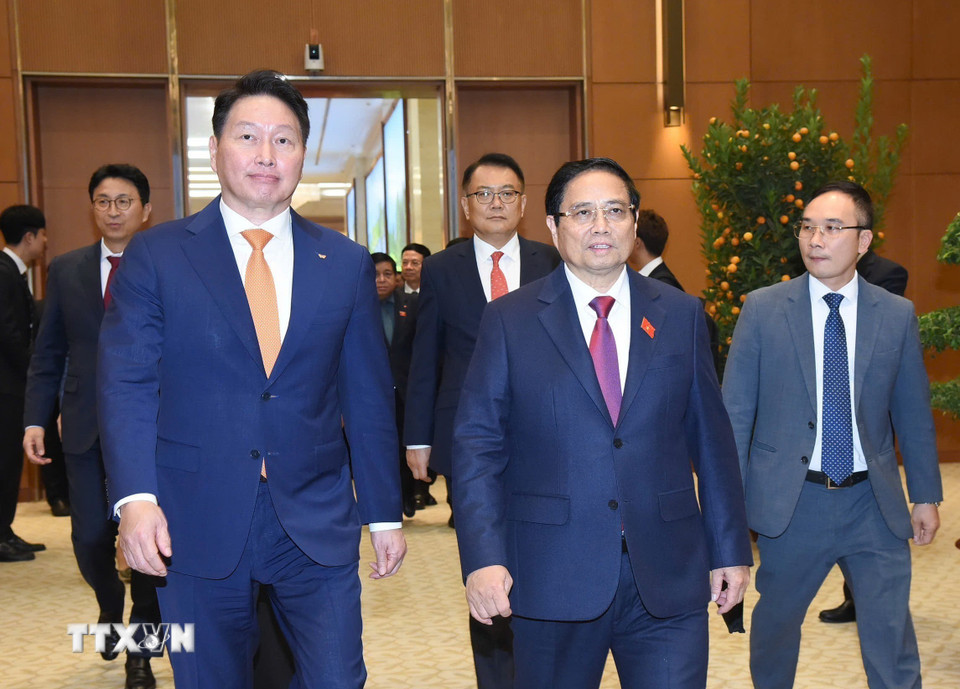Thủ tướng Phạm Minh Chính tiếp ông Chey Tae-won, Chủ tịch Tập đoàn SK, Hàn Quốc. (Ảnh: Dương Giang/TTXVN)