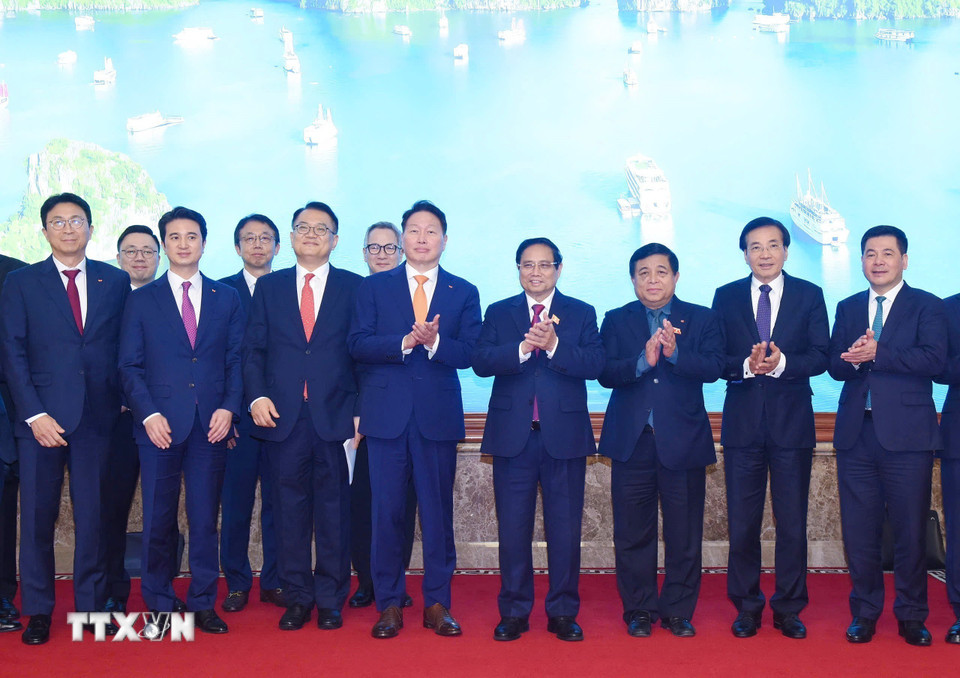 Thủ tướng Phạm Minh Chính tiếp ông Chey Tae-won, Chủ tịch Tập đoàn SK, Hàn Quốc. (Ảnh: Dương Giang/TTXVN)