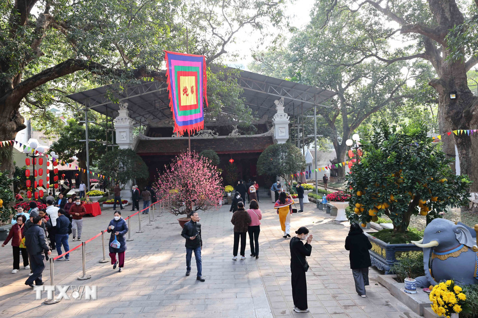 Đền Quán Thánh trấn giữ phía Bắc kinh thành Thăng Long xưa, có tên chữ là Trấn Quán Vũ, thờ thần Huyền Thiên Trấn Vũ thu hút đông đảo người dân đến vào dịp đầu Xuân năm mới. (Ảnh: Minh Đức/TTXVN)