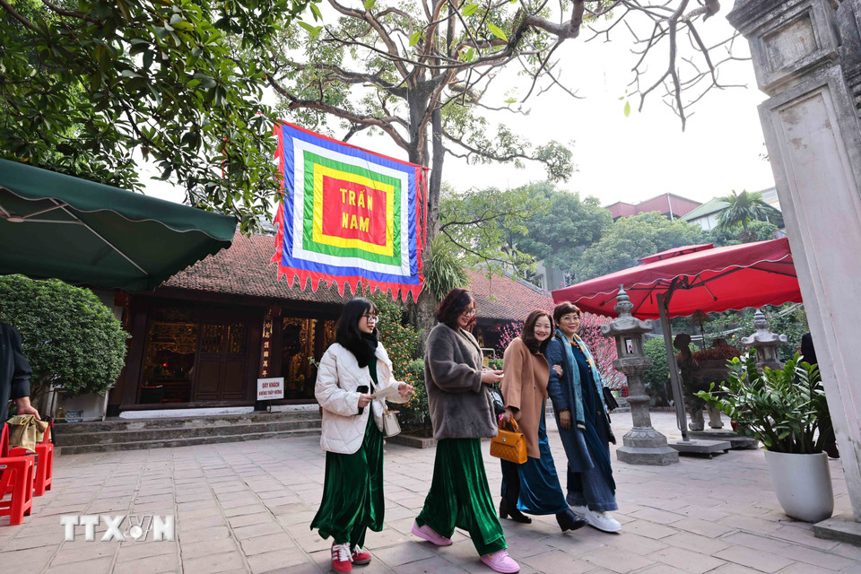 Đền Kim Liên được vua Lý Thái Tổ cho xây dựng ngay sau khi lập kinh đô Thăng Long (1010) nhằm mục đích bảo vệ kinh thành mới ở hướng Nam. (Ảnh: Minh Đức/TTXVN)