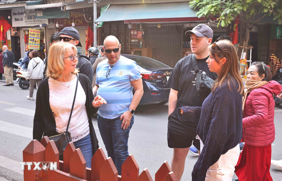 Không chỉ người dân Thủ đô mà cả các du khách nước ngoài cũng đến để tìm hiểu, tham quan đền Bạch Mã trong dịp đầu Xuân. (Ảnh: Minh Đức/TTXVN)